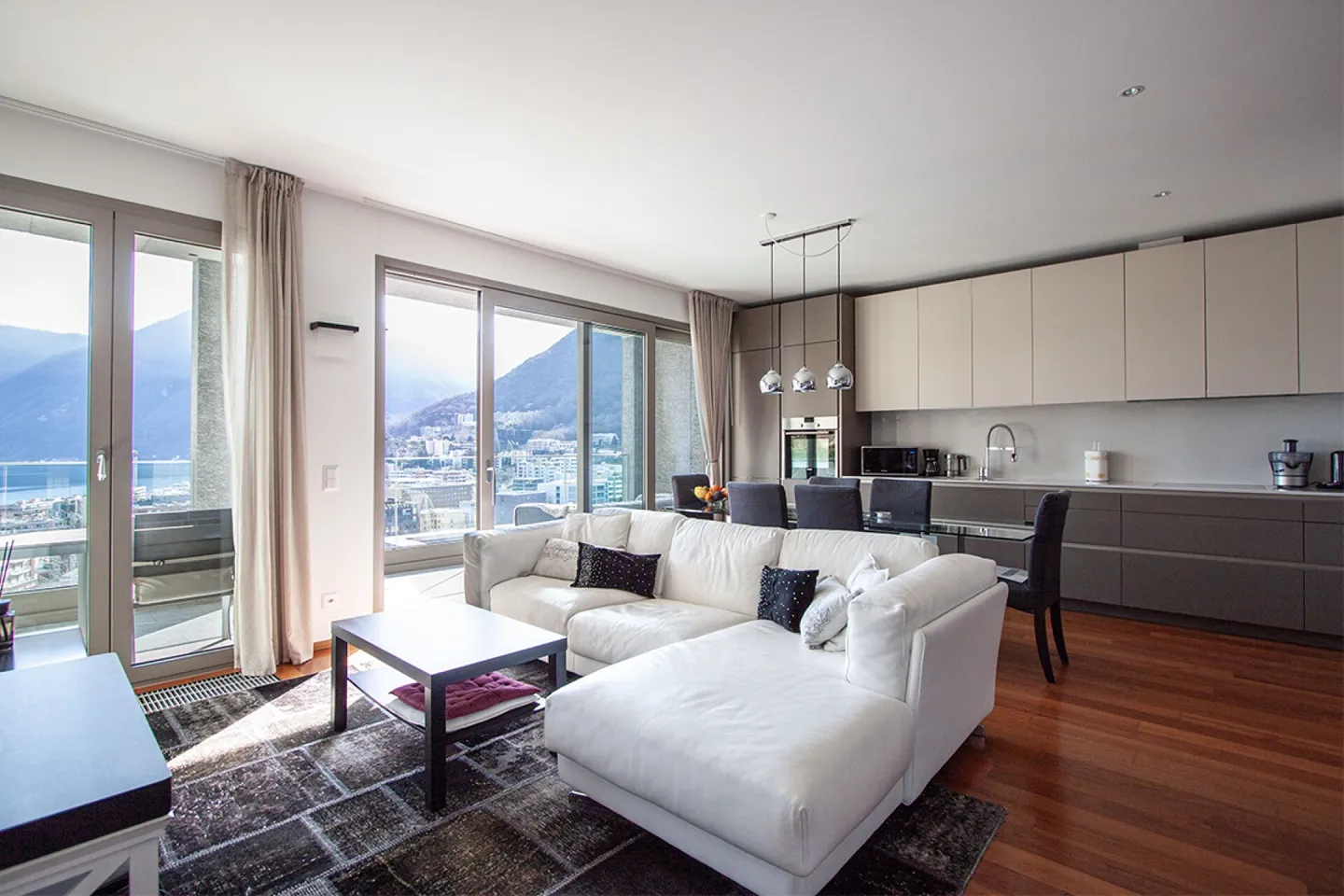 Moderno appartamento con vista lago in zona tranquilla - Foto 4 di 12