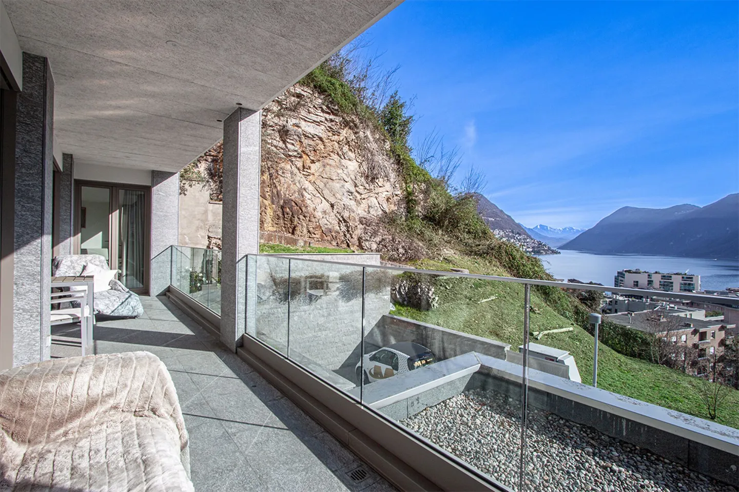 Moderno appartamento con vista lago in zona tranquilla - Foto 1 di 12