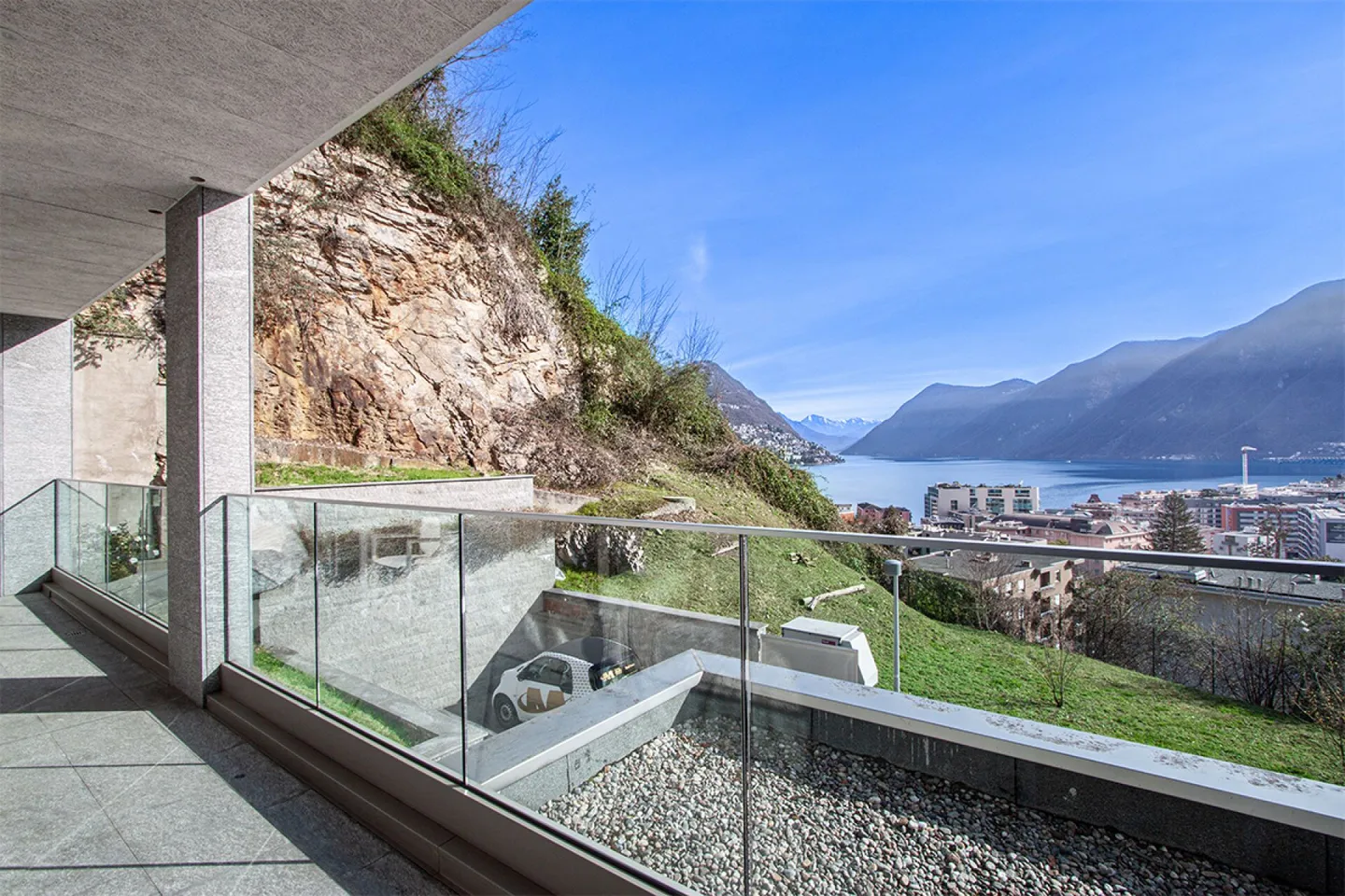 Moderno appartamento con vista lago in zona tranquilla - Foto 8 di 12