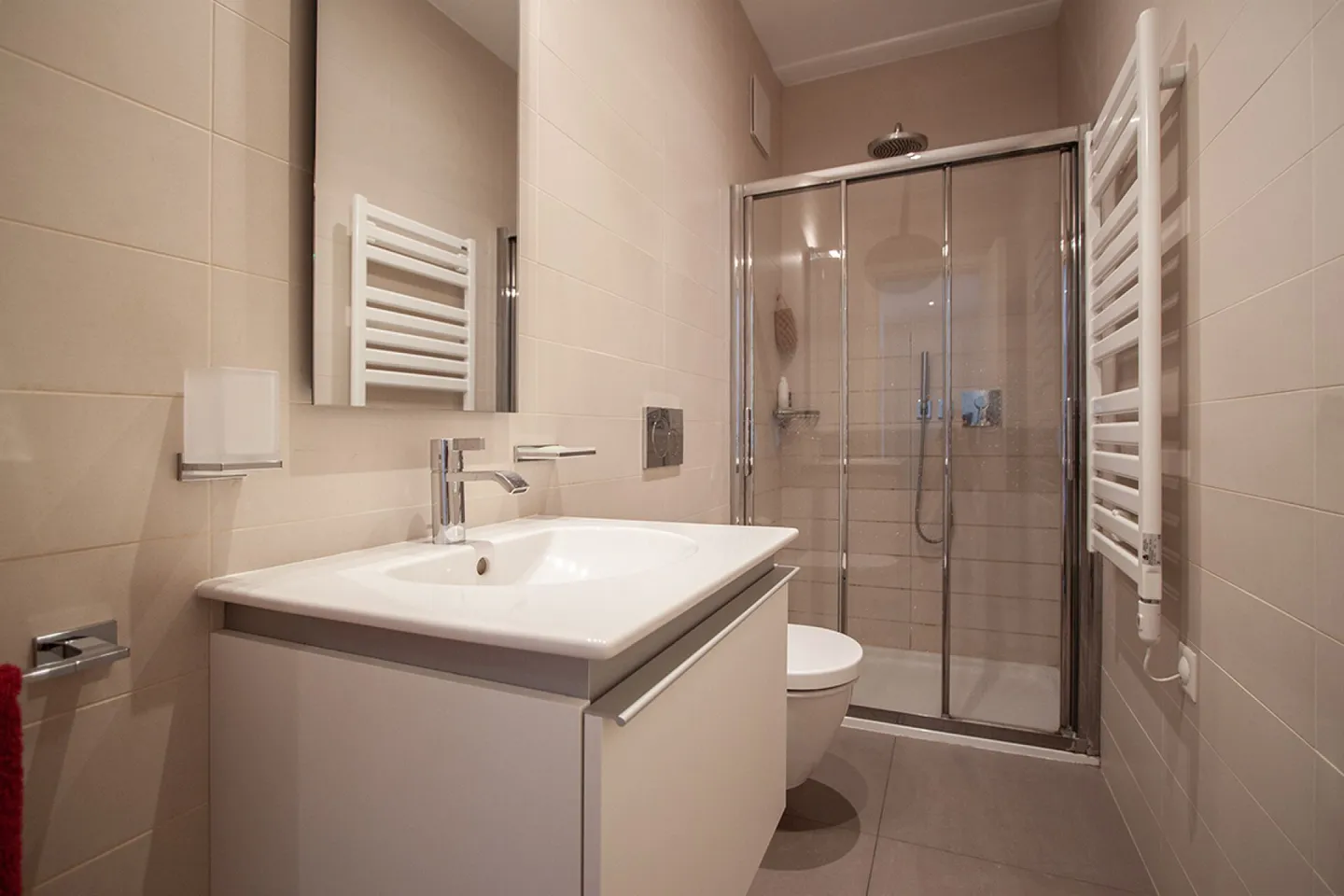 Moderno appartamento con vista lago in zona tranquilla - Foto 9 di 12