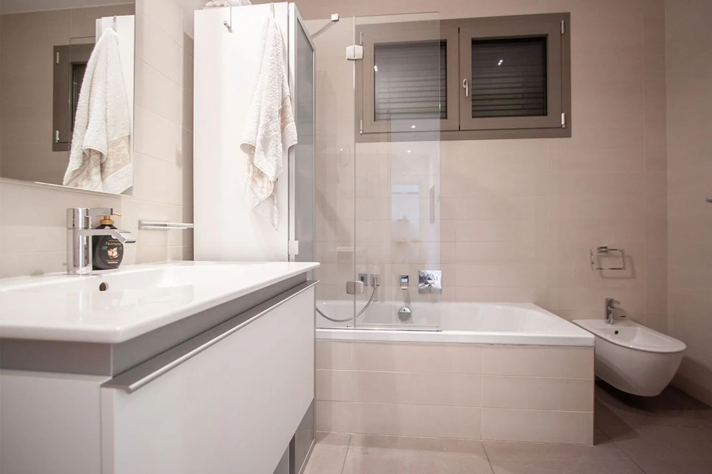 Moderno appartamento con vista lago in zona tranquilla - Foto 10 di 12
