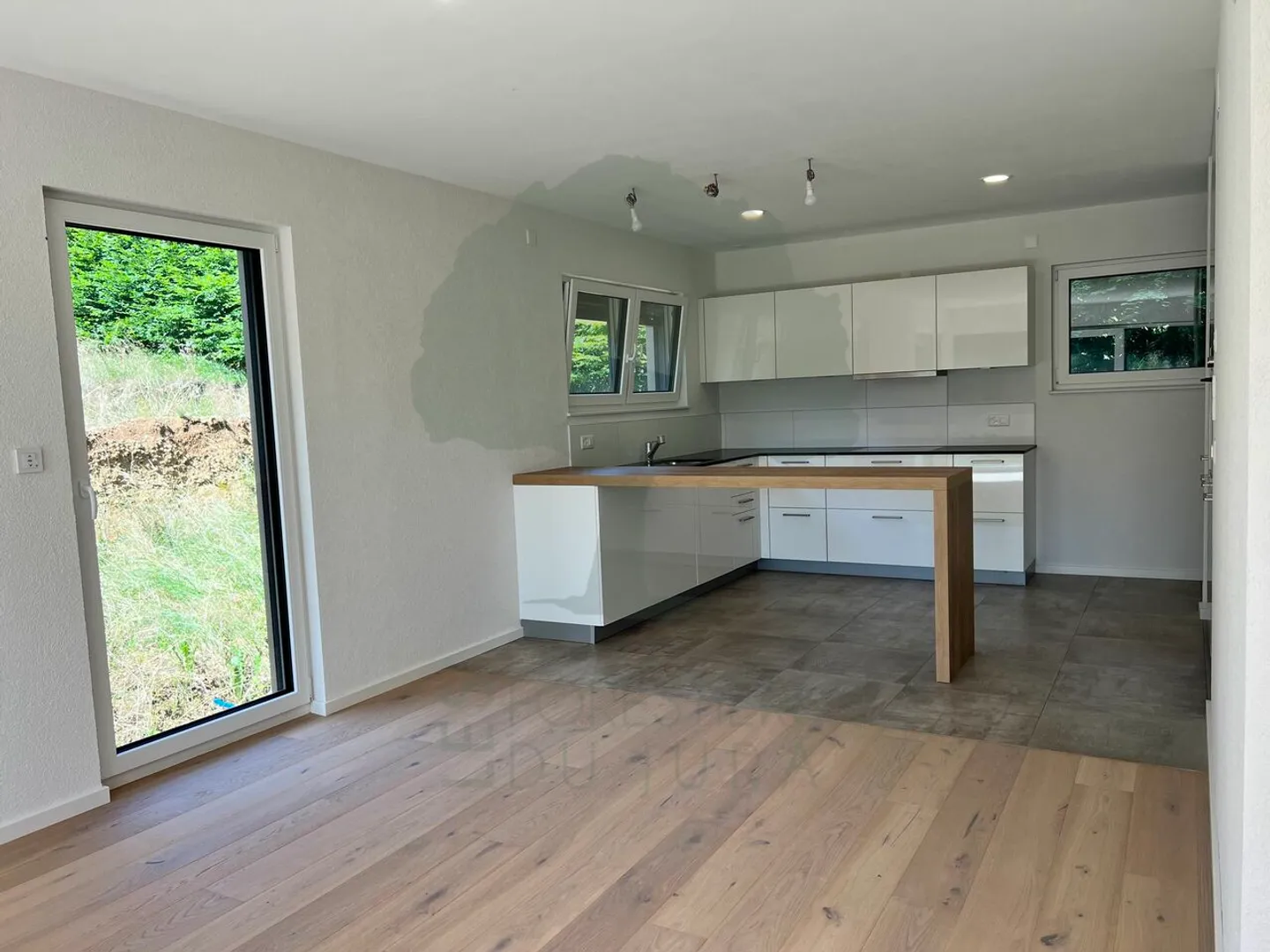 Charming family home with 4.5 rooms and beautiful volumes - Photo 3 of 32