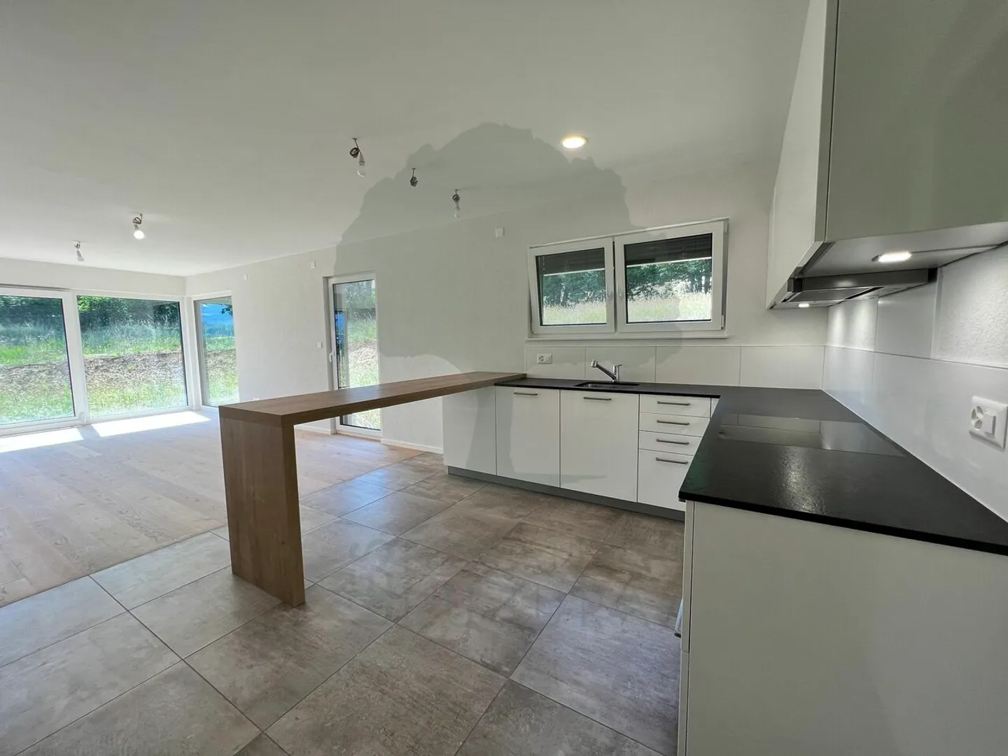 Charming family home with 4.5 rooms and beautiful volumes - Photo 4 of 32