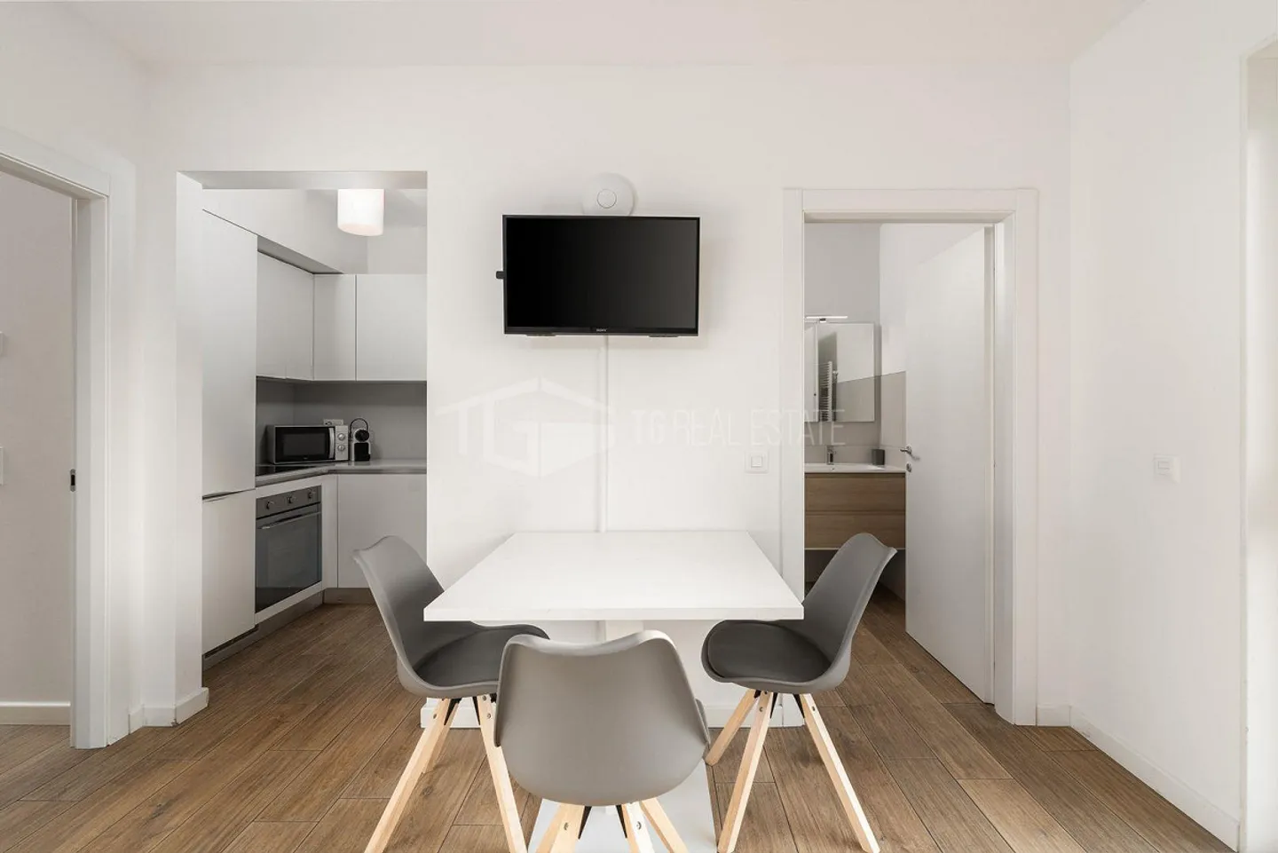 FURNISHED TWO-ROOM APARTMENT IN A WELL-MAINTAINED AREA - Photo 3 of 7