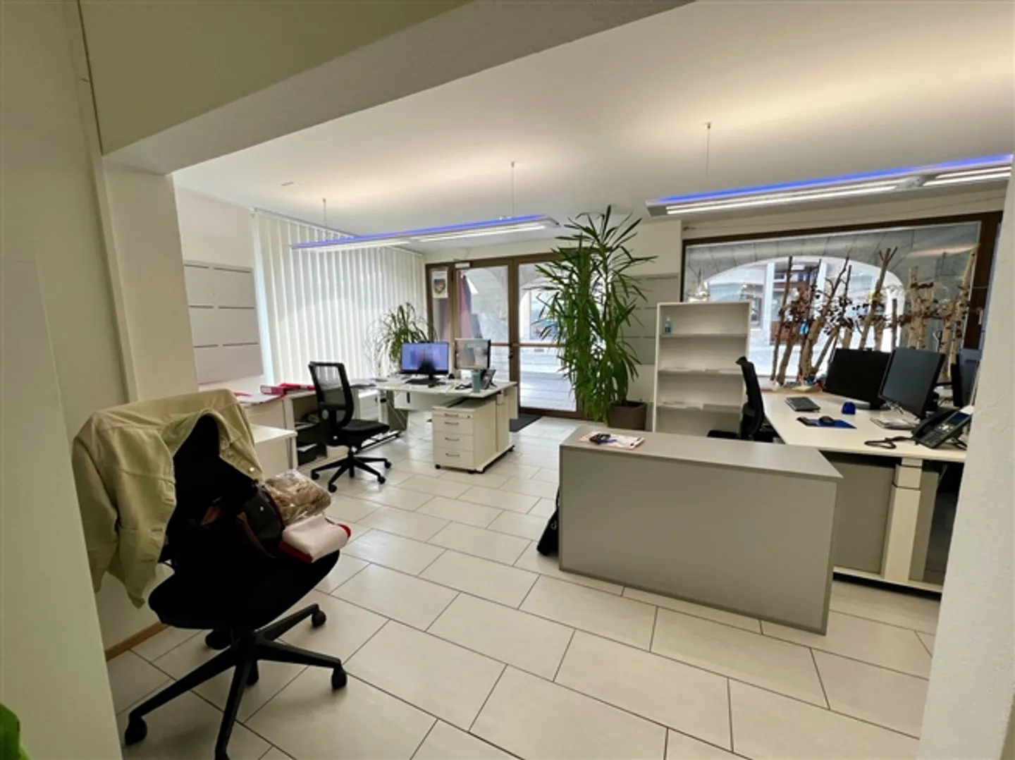 FOR RENT in ESTAVAYER-LE-LAC
Commercial space on the ground floor - Photo 4 of 12