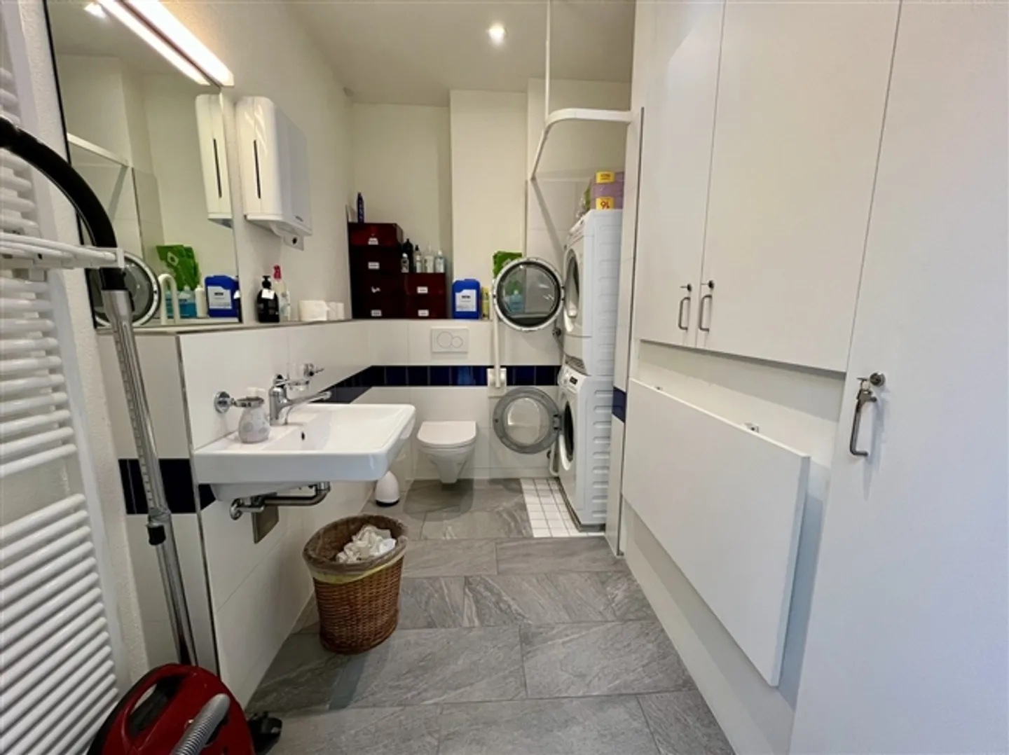 FOR RENT in ESTAVAYER-LE-LAC
Commercial space on the ground floor - Photo 10 of 12