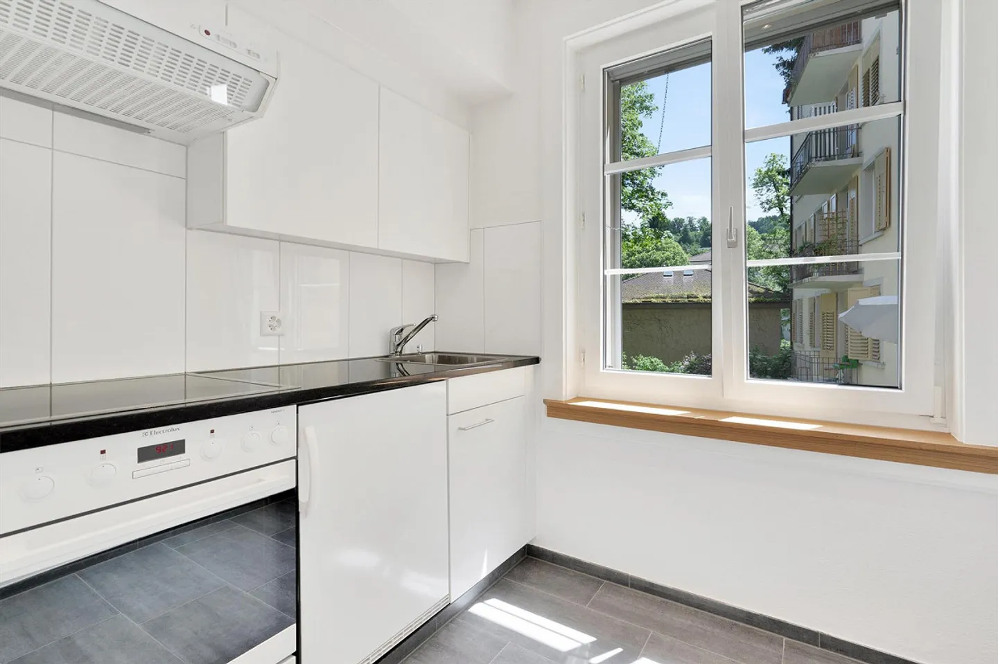 Charmante appartement de 2,5 pièces dans un emplacement central - Photo 2 sur 6