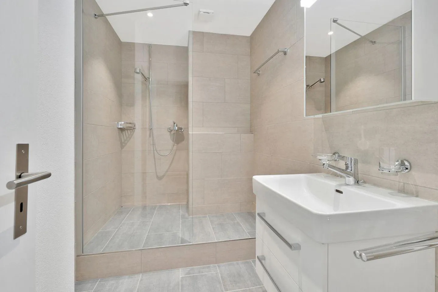 Charmante appartement de 2,5 pièces dans un emplacement central - Photo 3 sur 6