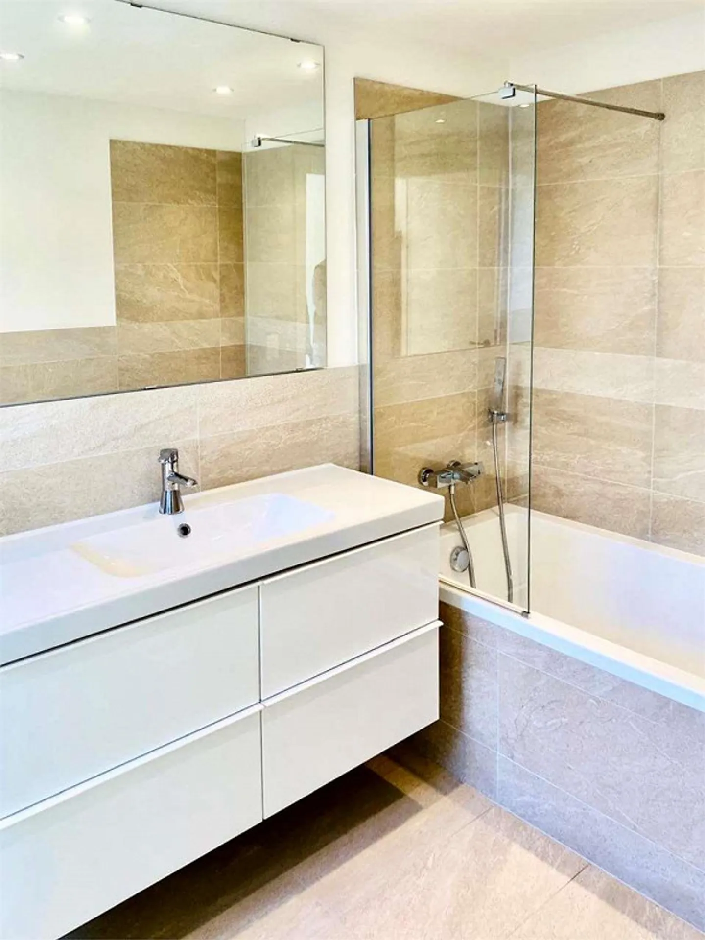 Modern 4.5-room apartment with lake view in Curio - Photo 6 of 11