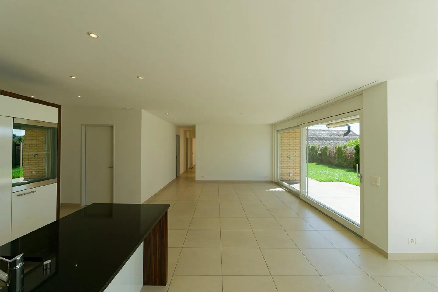 Garden apartment in a quiet location - Photo 2 of 13