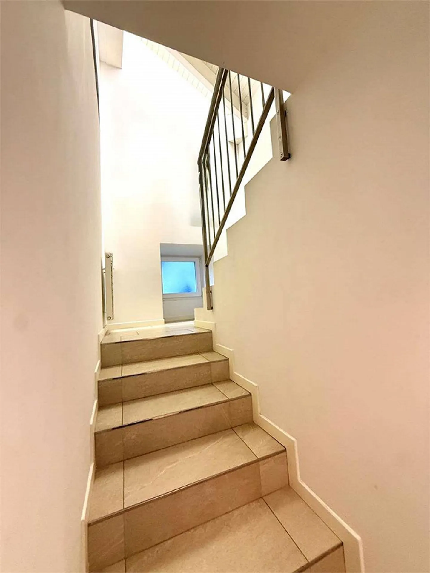 Modern 4.5-room apartment with lake view in Curio - Photo 9 of 11