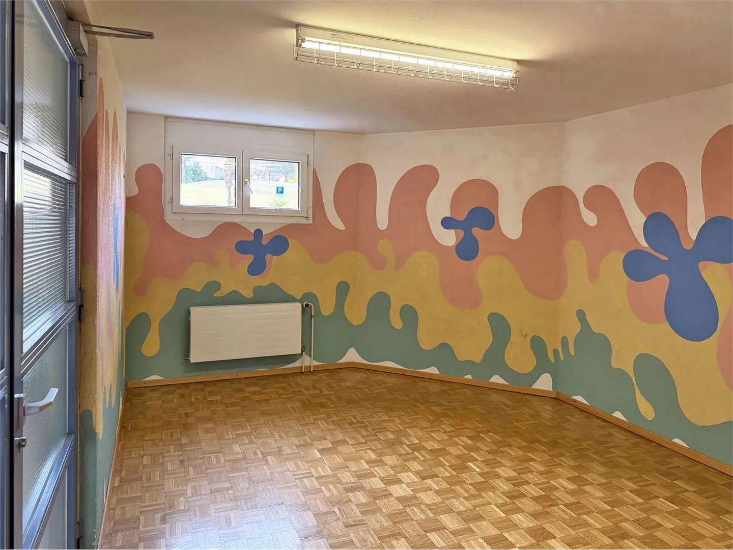 Espace polyvalent au rez-de-chaussée, chauffé et vitré - Photo 1 sur 2