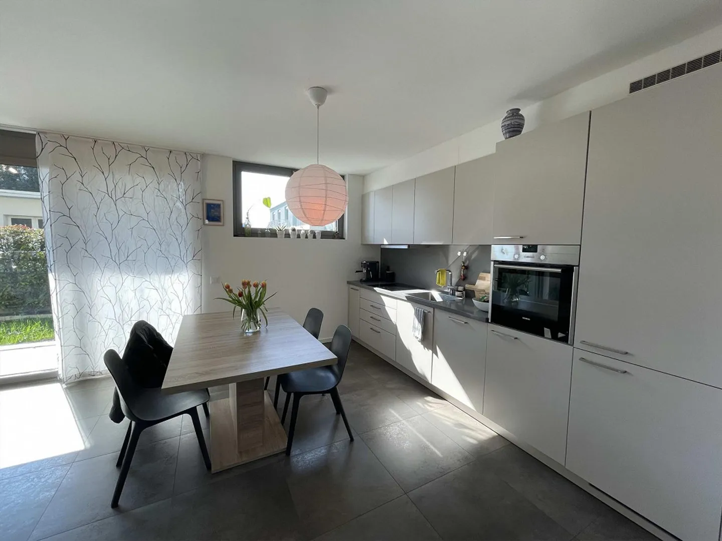 INTERESTING 3.5 ROOM APARTMENT WITH GARDEN AND TWO PARKING SPACES - Photo 4 of 11