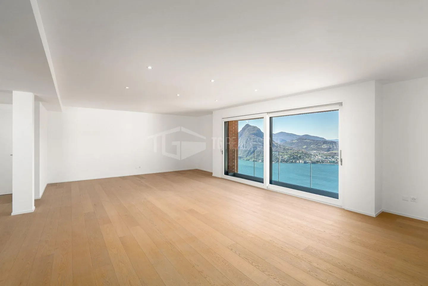 VILLA MAGNIFIQUE AVEC JARDIN ET VUE SUR LE LAC - Photo 3 sur 23