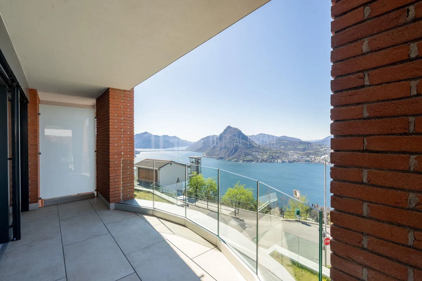 VILLA MAGNIFIQUE AVEC JARDIN ET VUE SUR LE LAC - Photo 8 sur 23