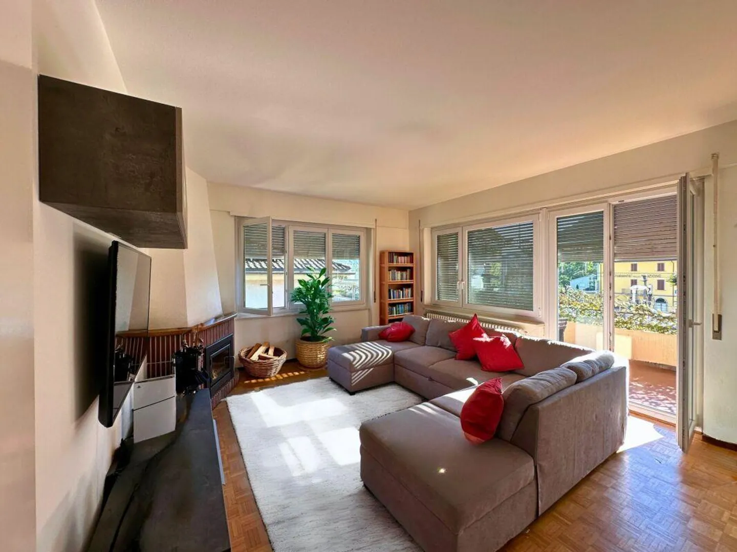 Interesting residential building with 3 residential units - Photo 4 of 23
