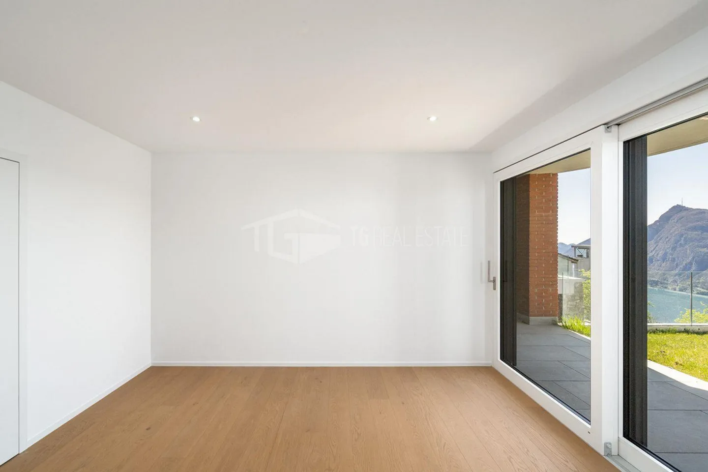 VILLA MAGNIFIQUE AVEC JARDIN ET VUE SUR LE LAC - Photo 10 sur 23