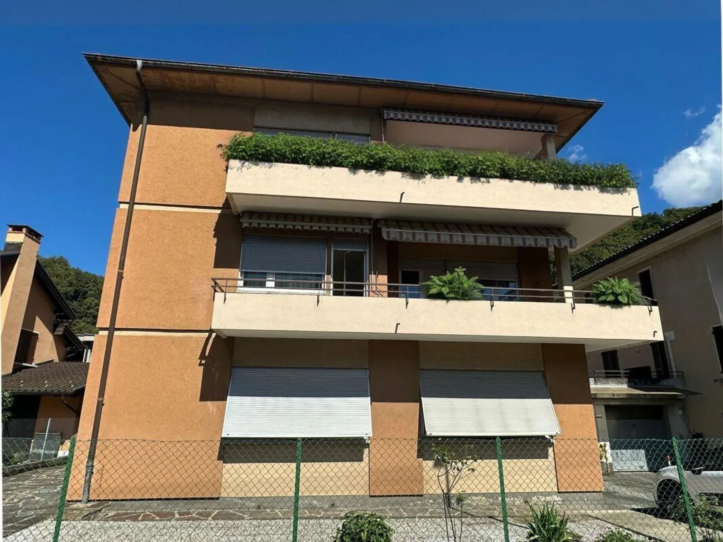 Interesting residential building with 3 residential units - Photo 3 of 23