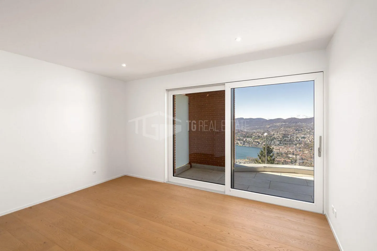 VILLA MAGNIFIQUE AVEC JARDIN ET VUE SUR LE LAC - Photo 12 sur 23