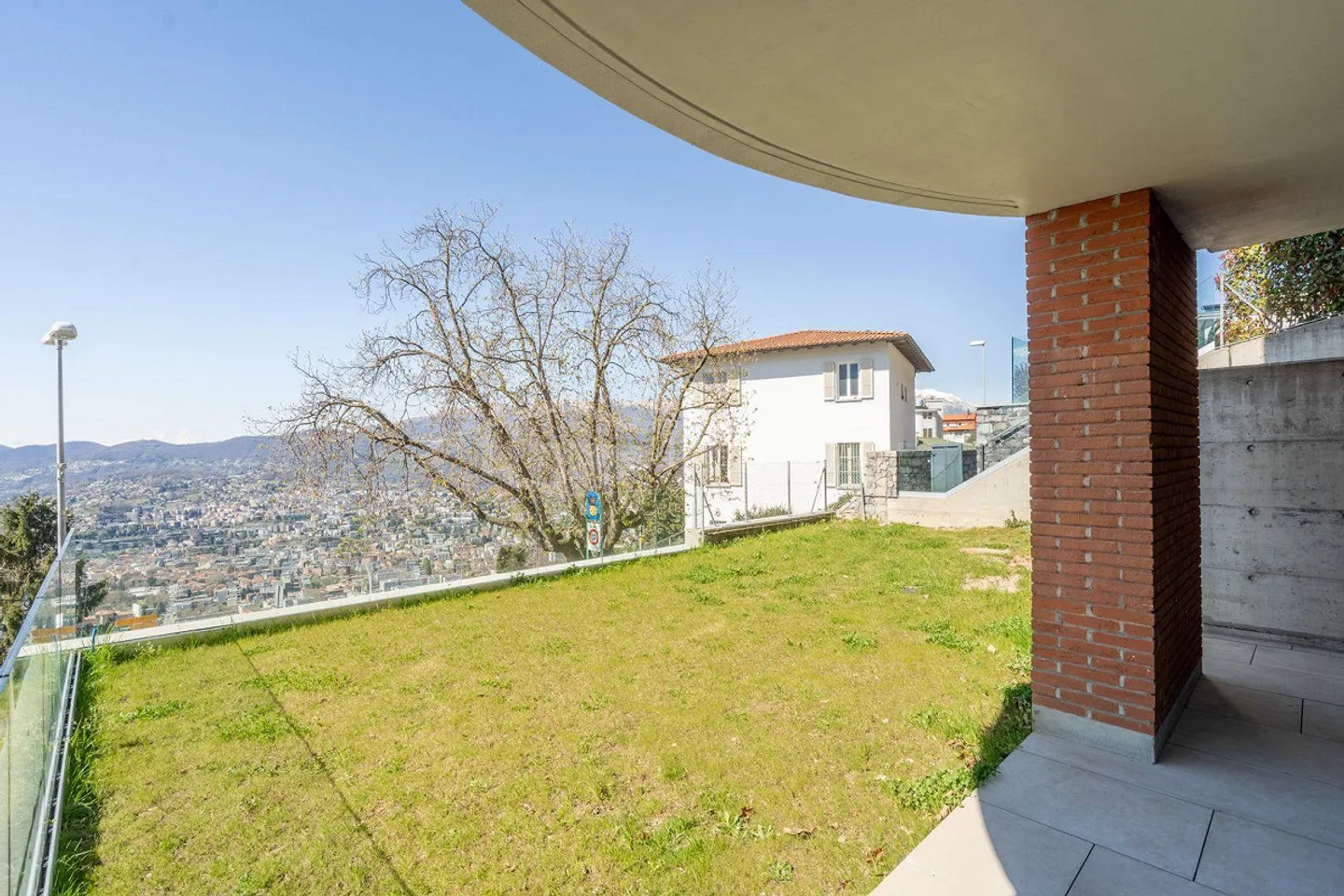 VILLA MAGNIFIQUE AVEC JARDIN ET VUE SUR LE LAC - Photo 13 sur 23