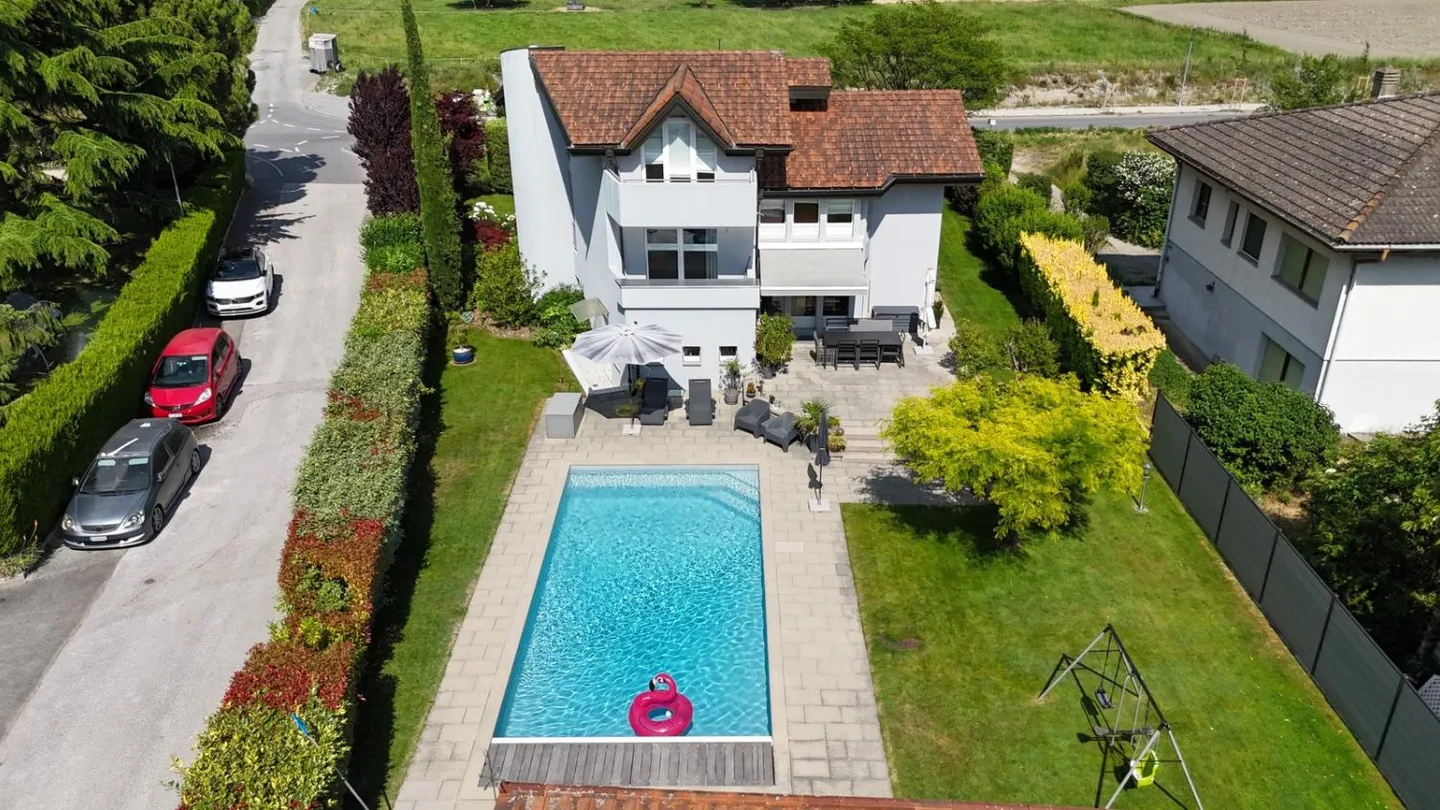 Villa indipendente con piscina e studio indipendente - Foto 1 di 13