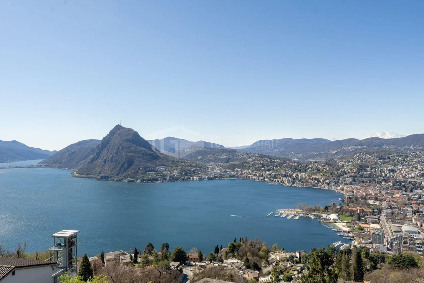 VILLA MAGNIFIQUE AVEC JARDIN ET VUE SUR LE LAC - Photo 23 sur 23