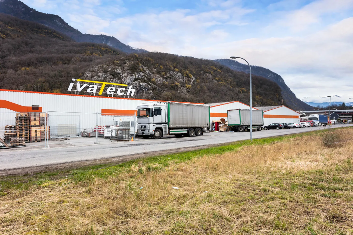 400 m2 - Buon accesso per camion/furgoni - Vicino all'autostrada - Foto 1 di 3