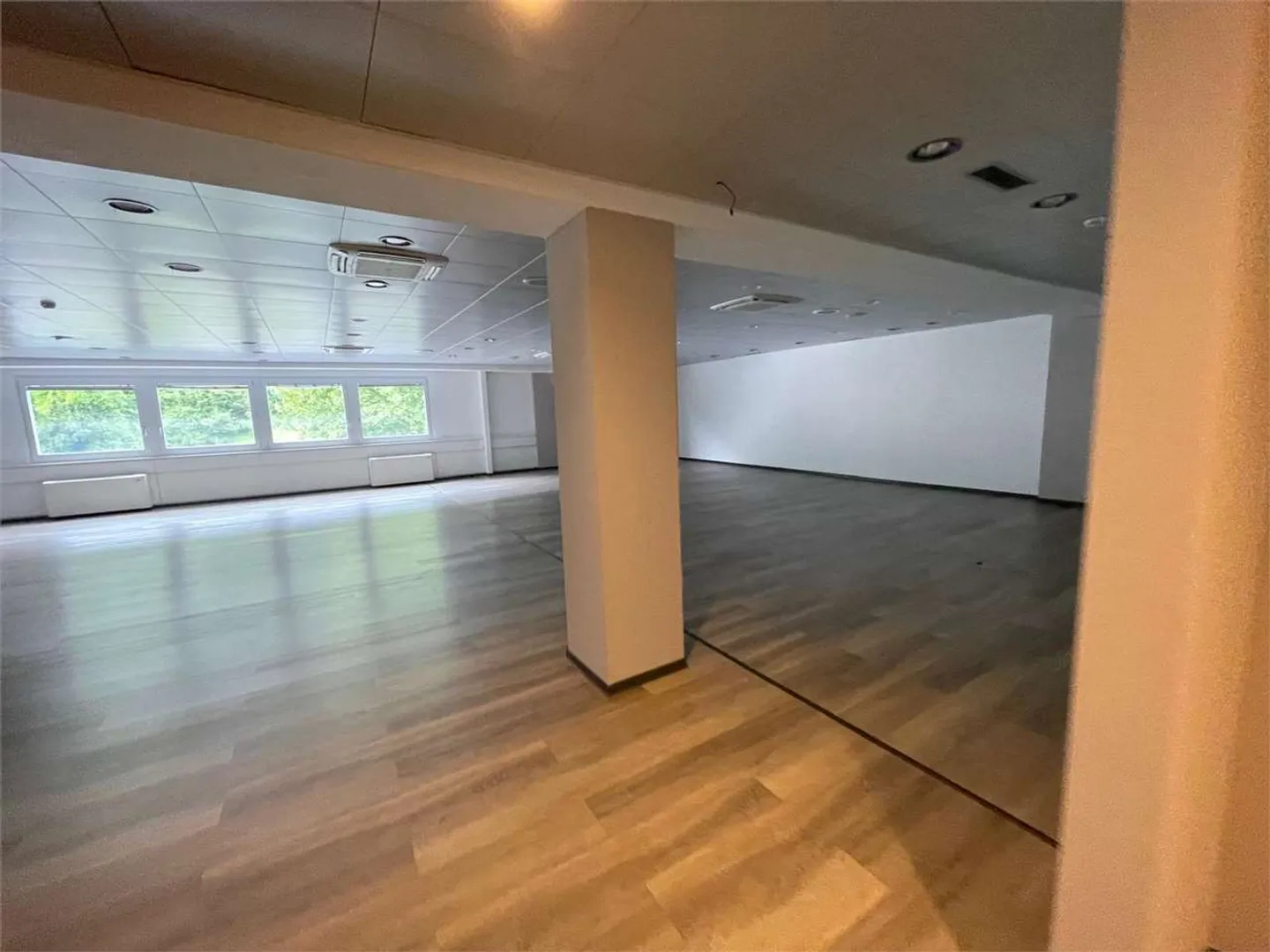 Affittiamo spazio commerciale ristrutturato - Foto 1 di 4