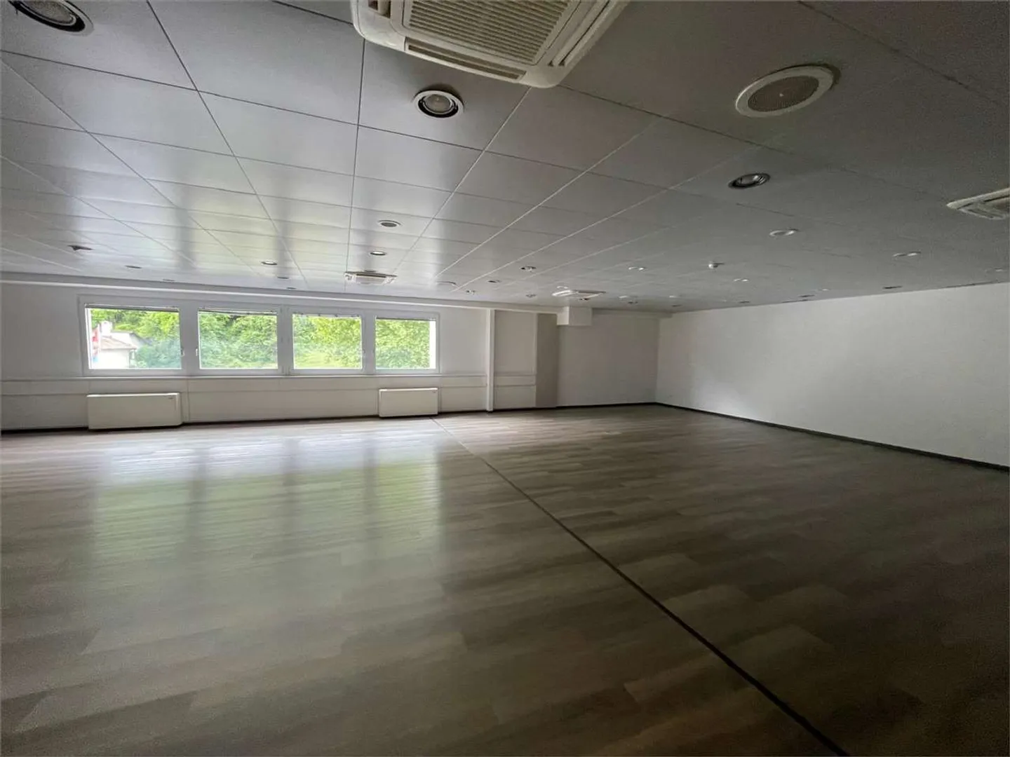 Affittiamo spazio commerciale ristrutturato - Foto 3 di 4