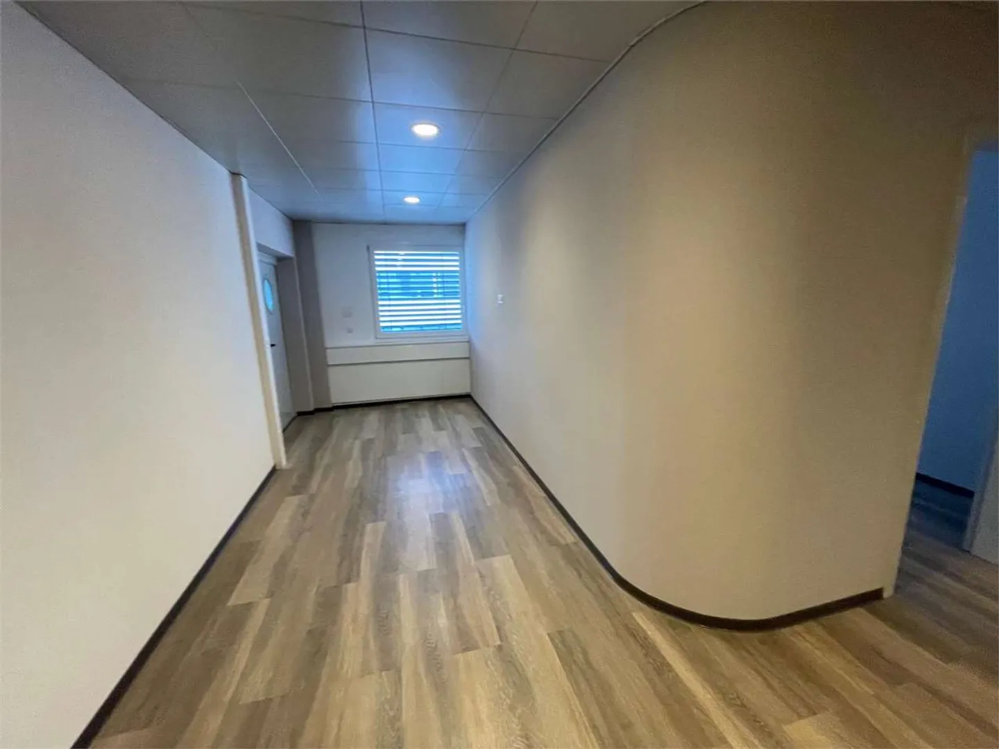 Affittiamo spazio commerciale ristrutturato - Foto 2 di 4