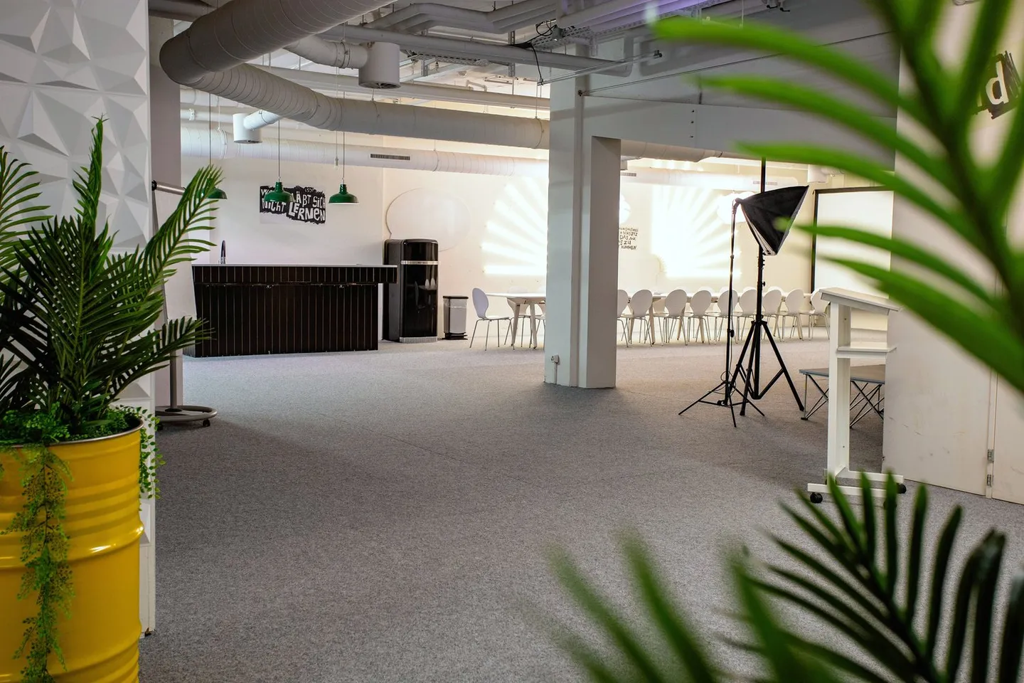 Expanded hall in the city center with ventilation and escalator access - Photo 2 of 6