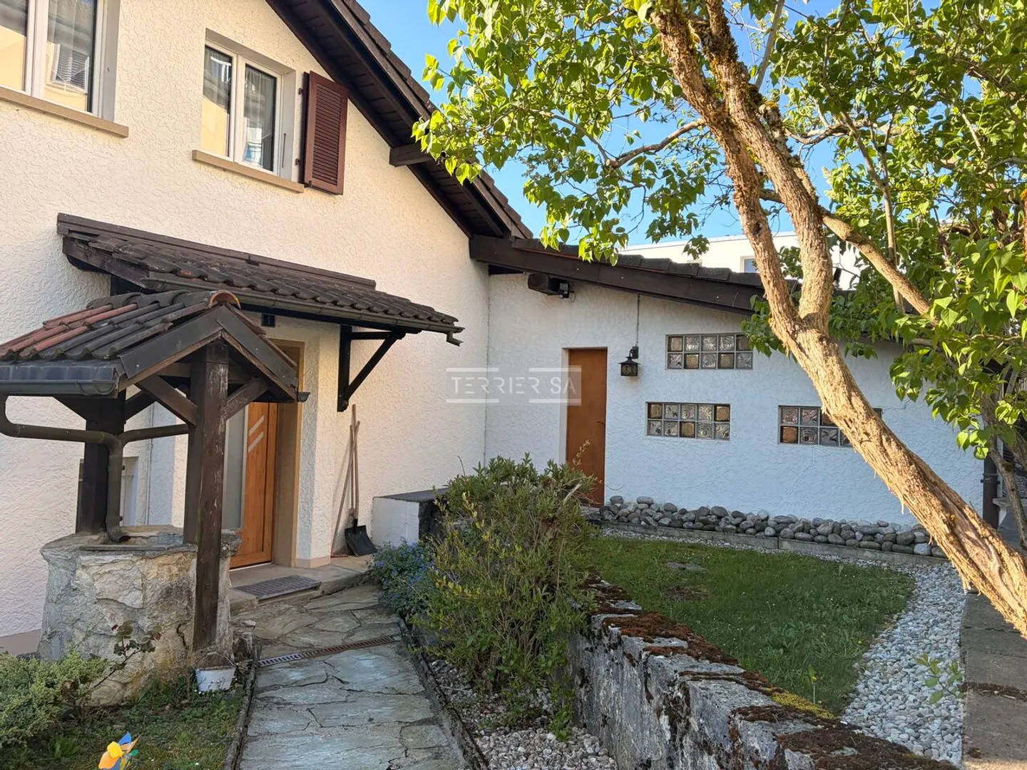 Single-family house with separate office that can be converted into a living area - Photo 1 of 13