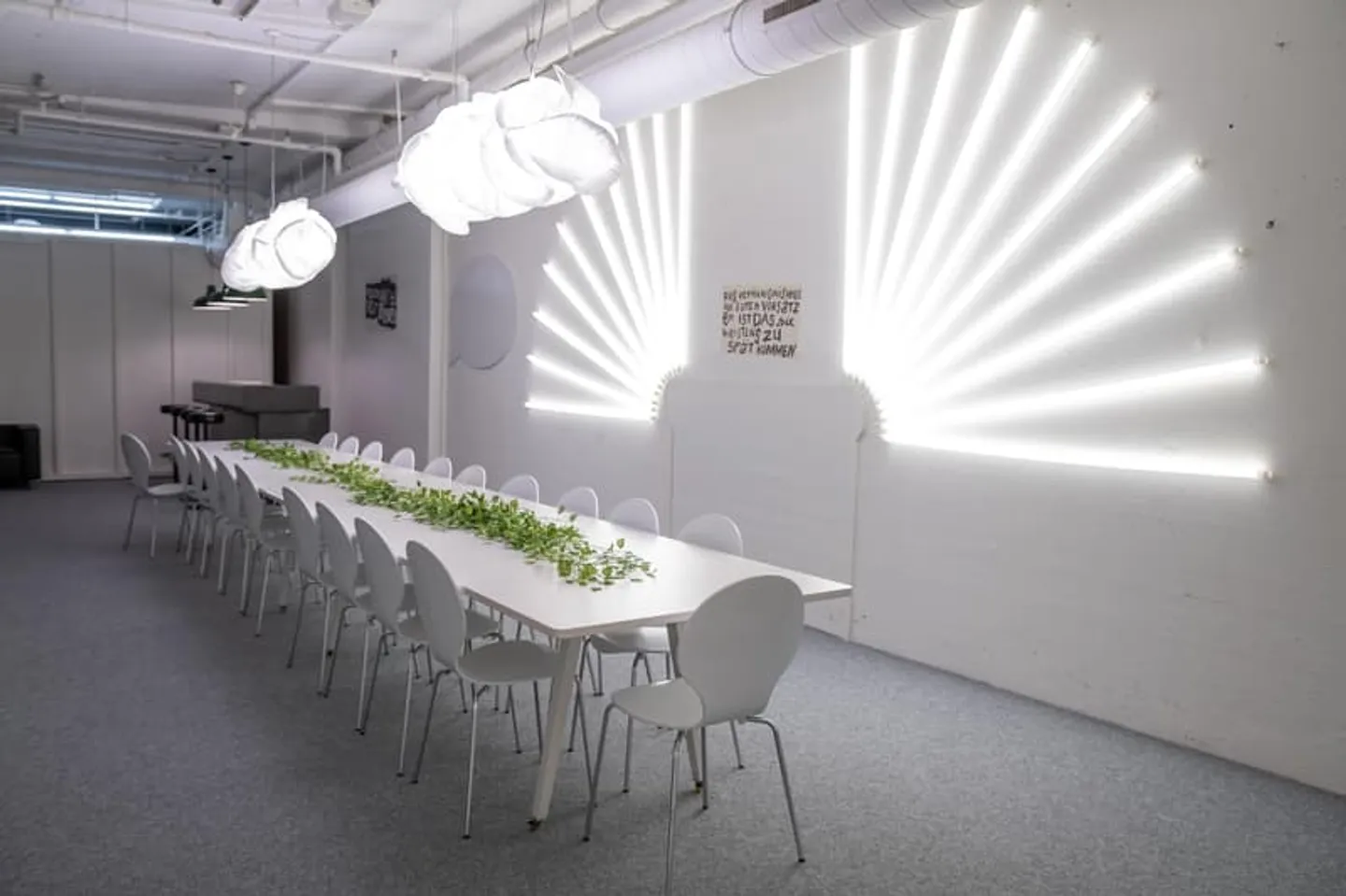 Expanded hall in the city center with ventilation and escalator access - Photo 4 of 6