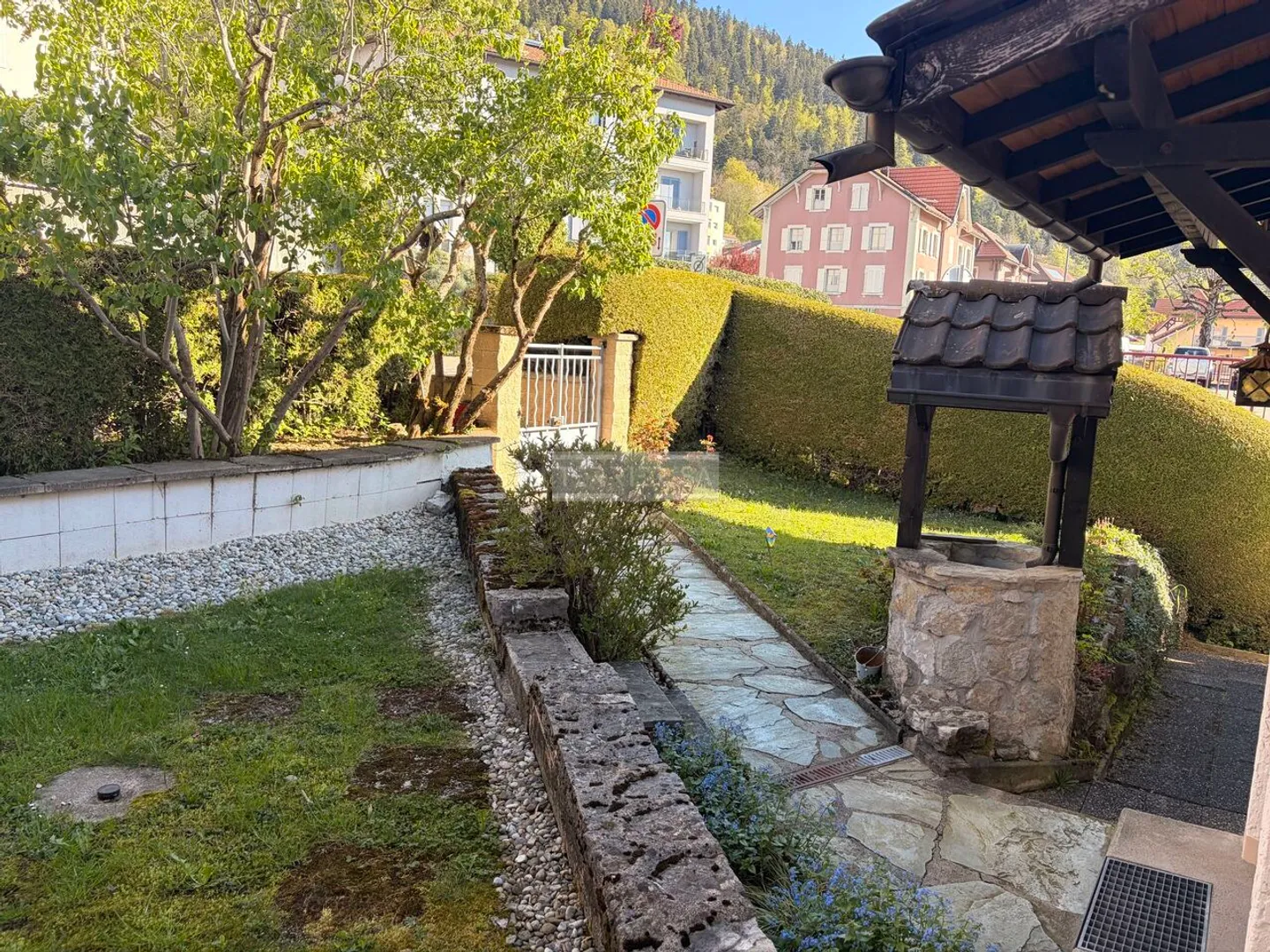 Single-family house with separate office that can be converted into a living area - Photo 2 of 13