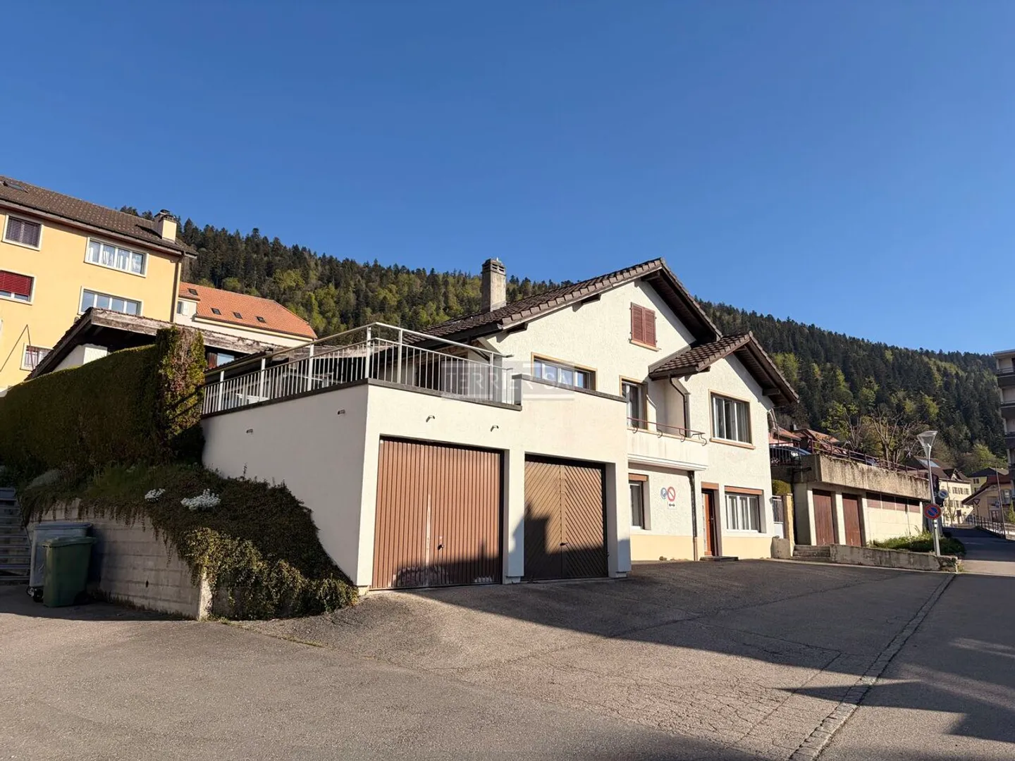 Single-family house with separate office that can be converted into a living area - Photo 3 of 13