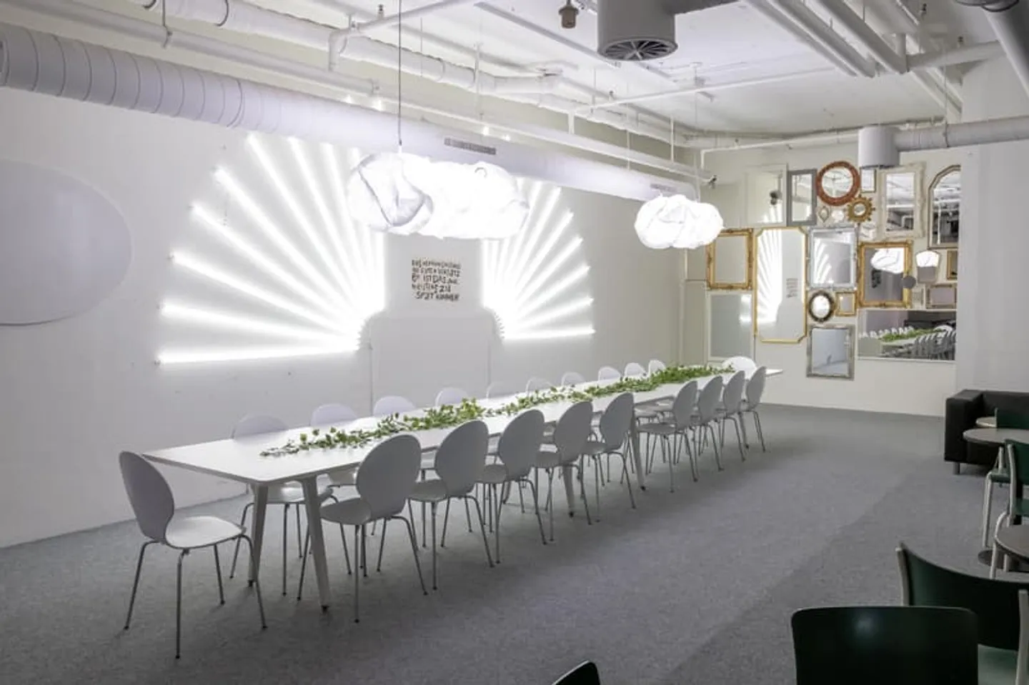 Expanded hall in the city center with ventilation and escalator access - Photo 3 of 6