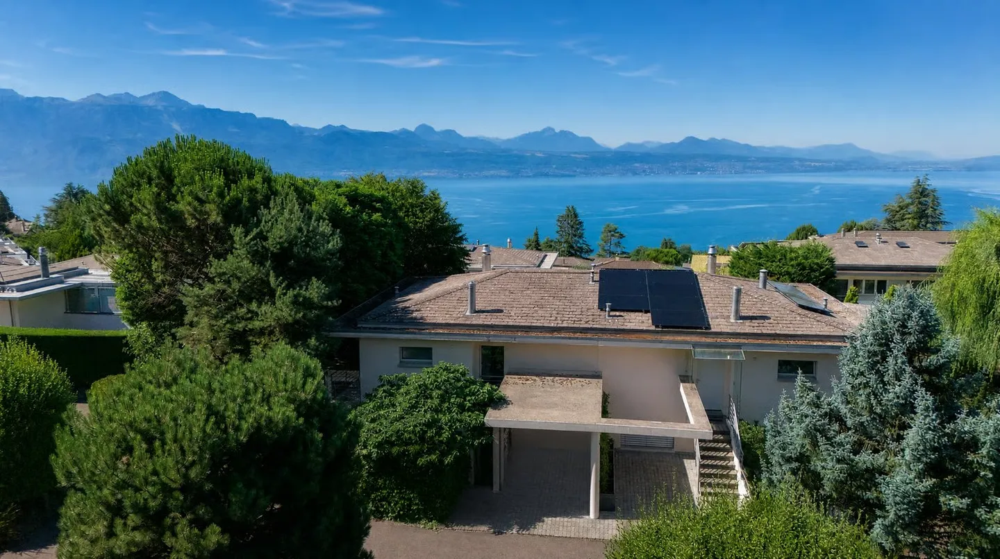 Rare semi-detached house with breathtaking lake view, in the heart of a residential area - Photo 2 of 15