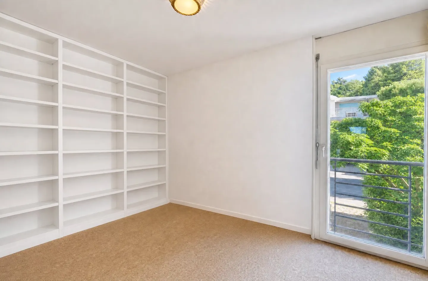 Rare semi-detached house with breathtaking lake view, in the heart of a residential area - Photo 11 of 15