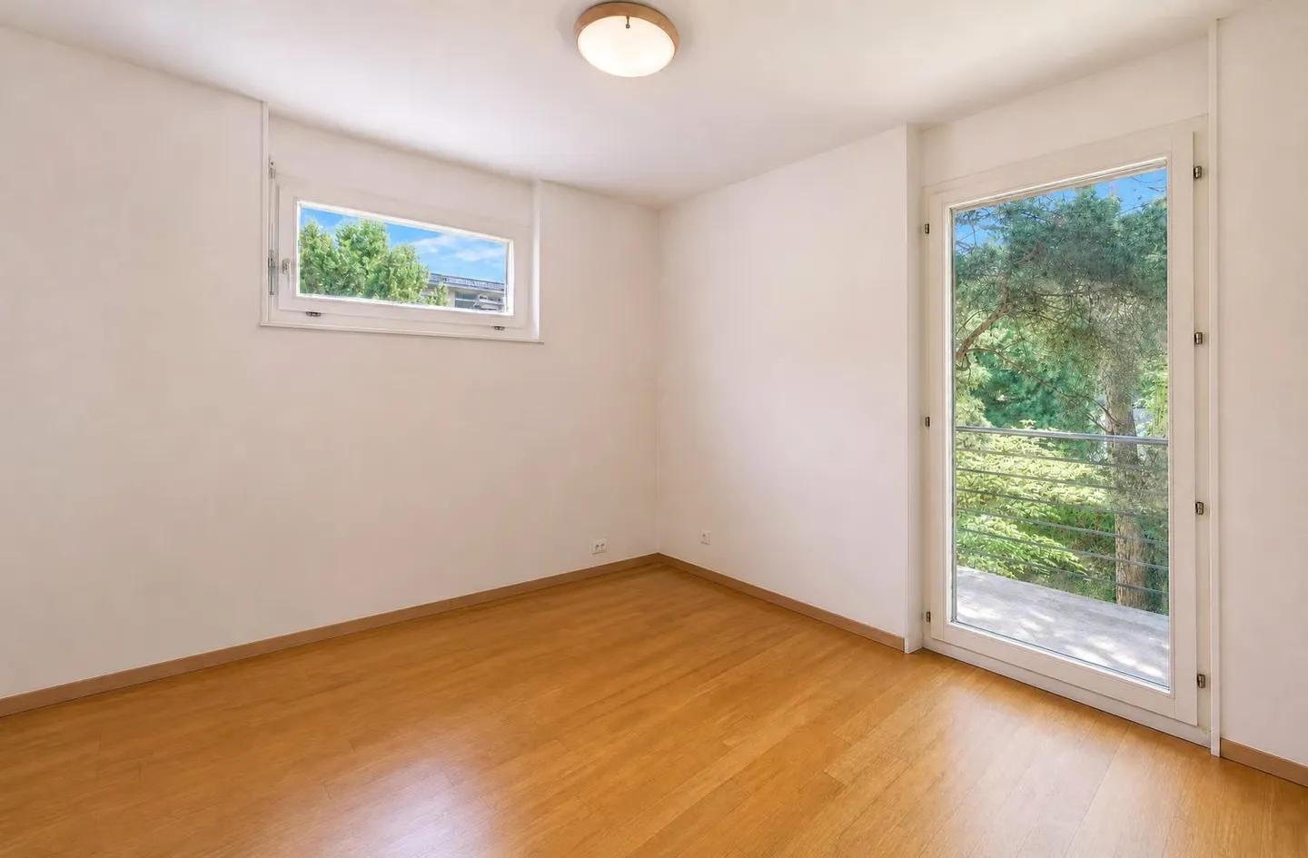 Rare semi-detached house with breathtaking lake view, in the heart of a residential area - Photo 12 of 15
