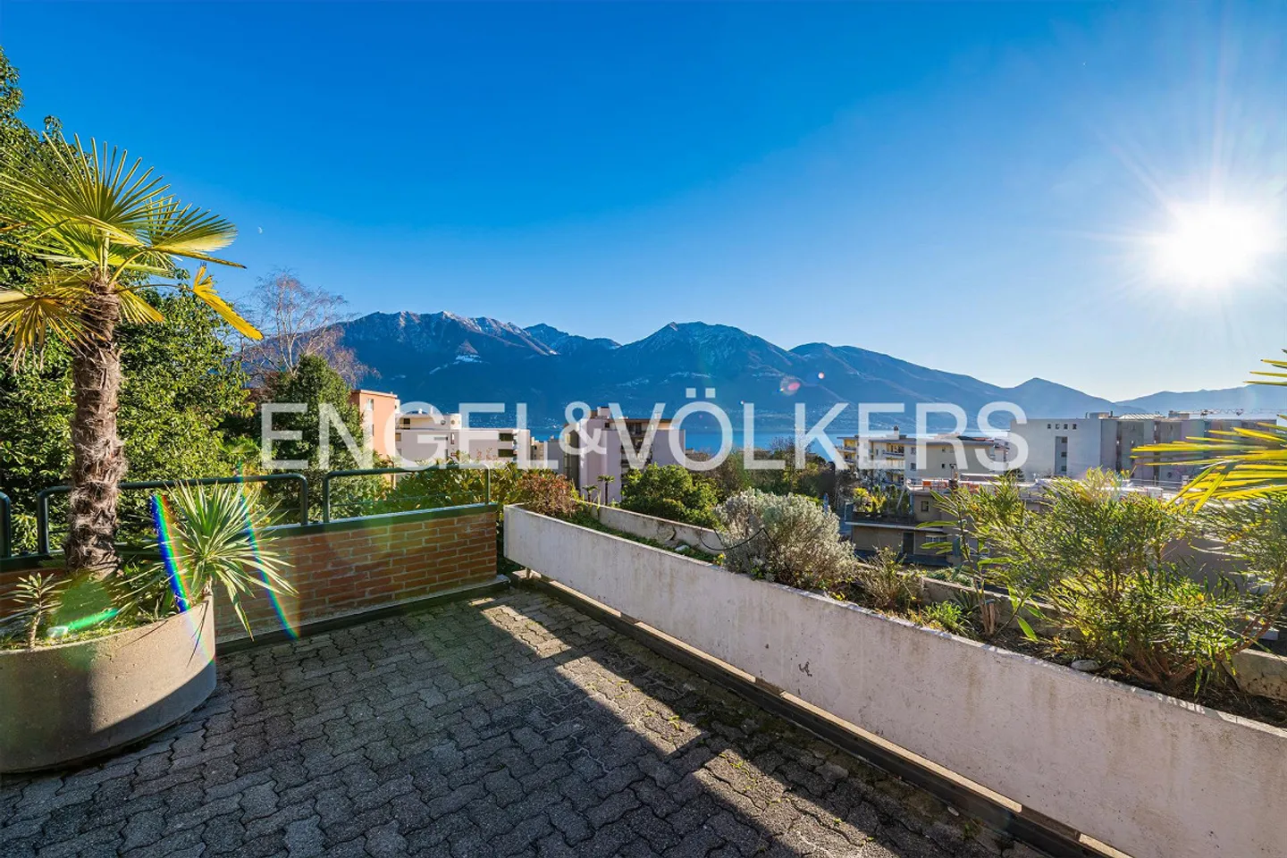 Appartement en attique ensoleillé avec vue sur le lac (23) - Photo 2 sur 11