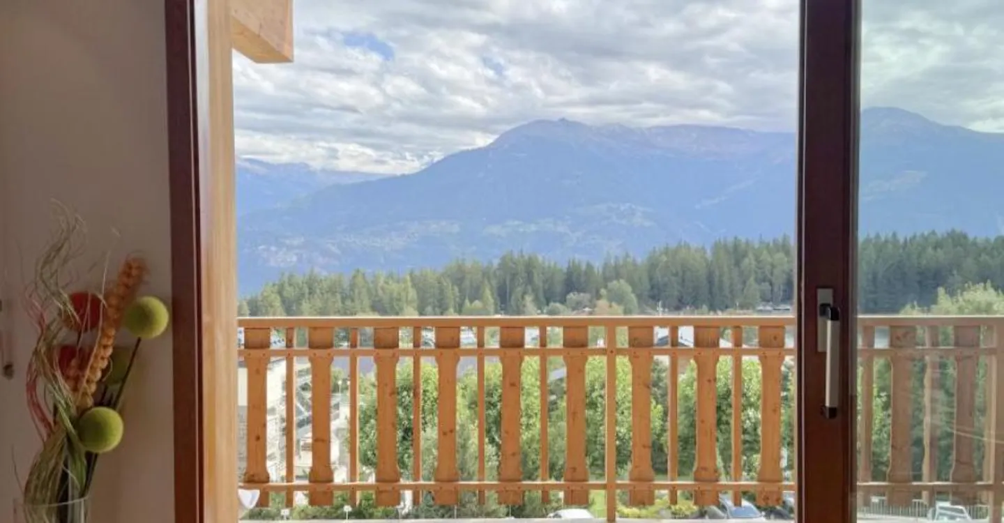 Chalet-Style Penthouse with Views - Photo 3 of 11
