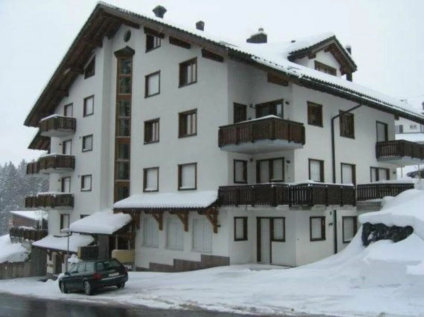 Functional furnished studio apartment in front of the ski slope - Photo 2 of 6