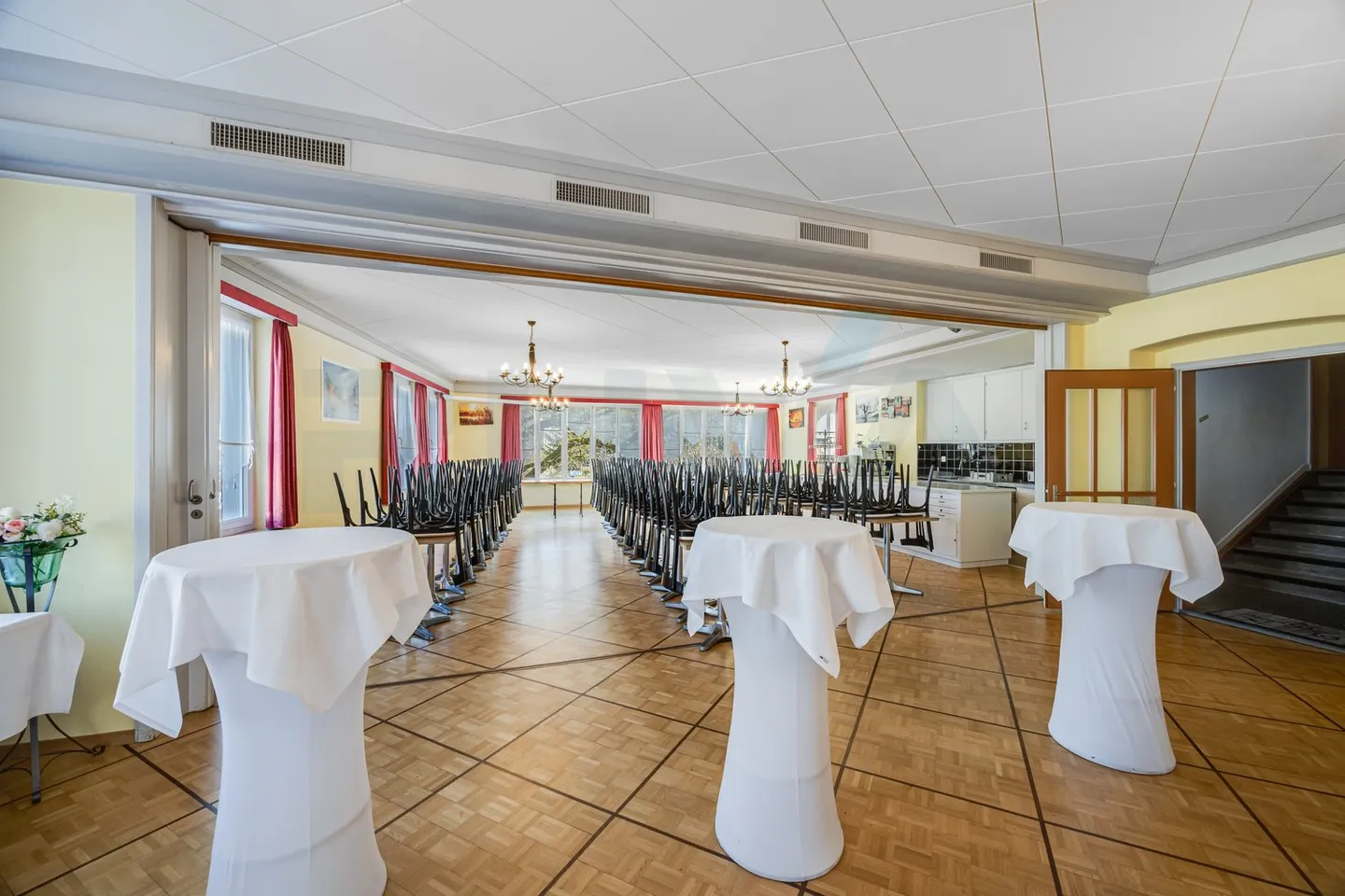 Proprietà gastronomica spaziosa con terrazza, sala eventi e camere per gli ospiti - Foto 6 di 15