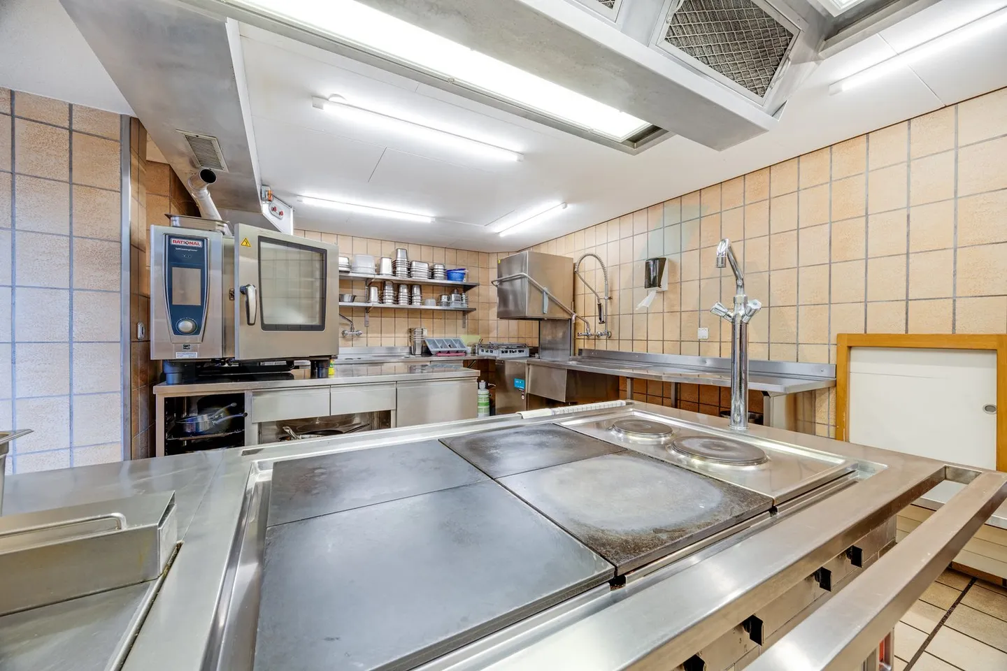 Proprietà gastronomica spaziosa con terrazza, sala eventi e camere per gli ospiti - Foto 14 di 15