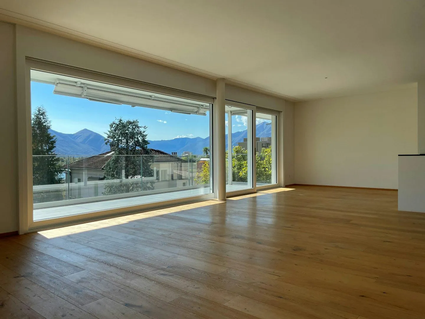 Sunny and spacious 4.5-room apartment in a lakeside location - Photo 1 of 13