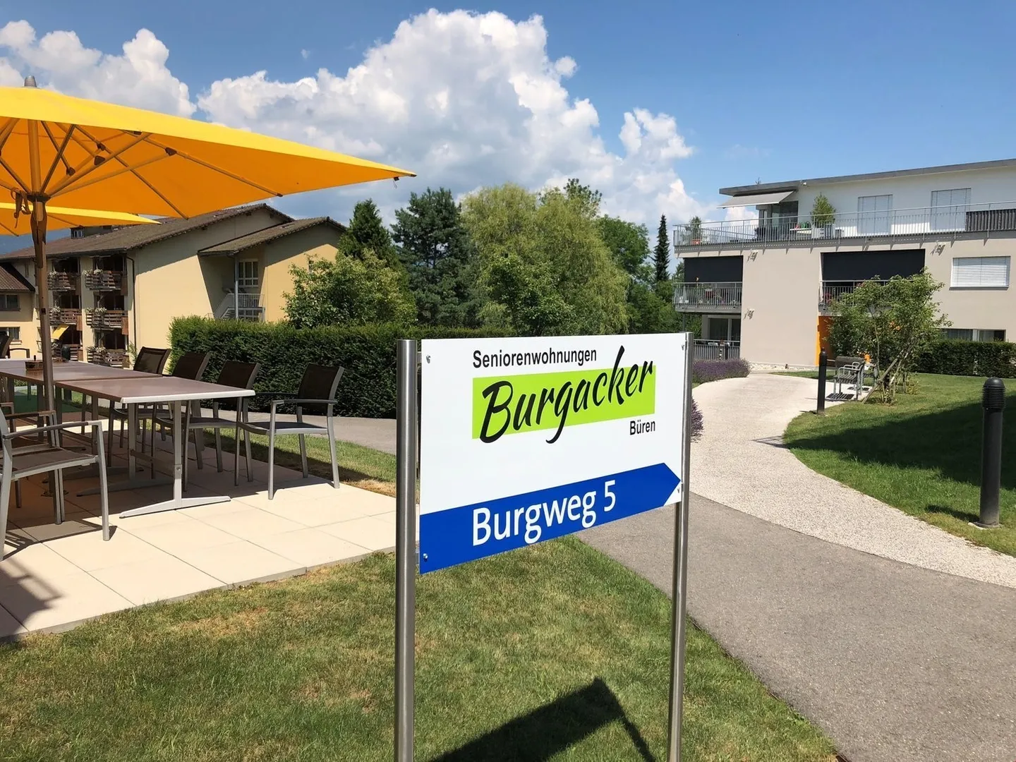 Outdoor parking spaces in Büren available for rent immediately - Photo 1 of 2