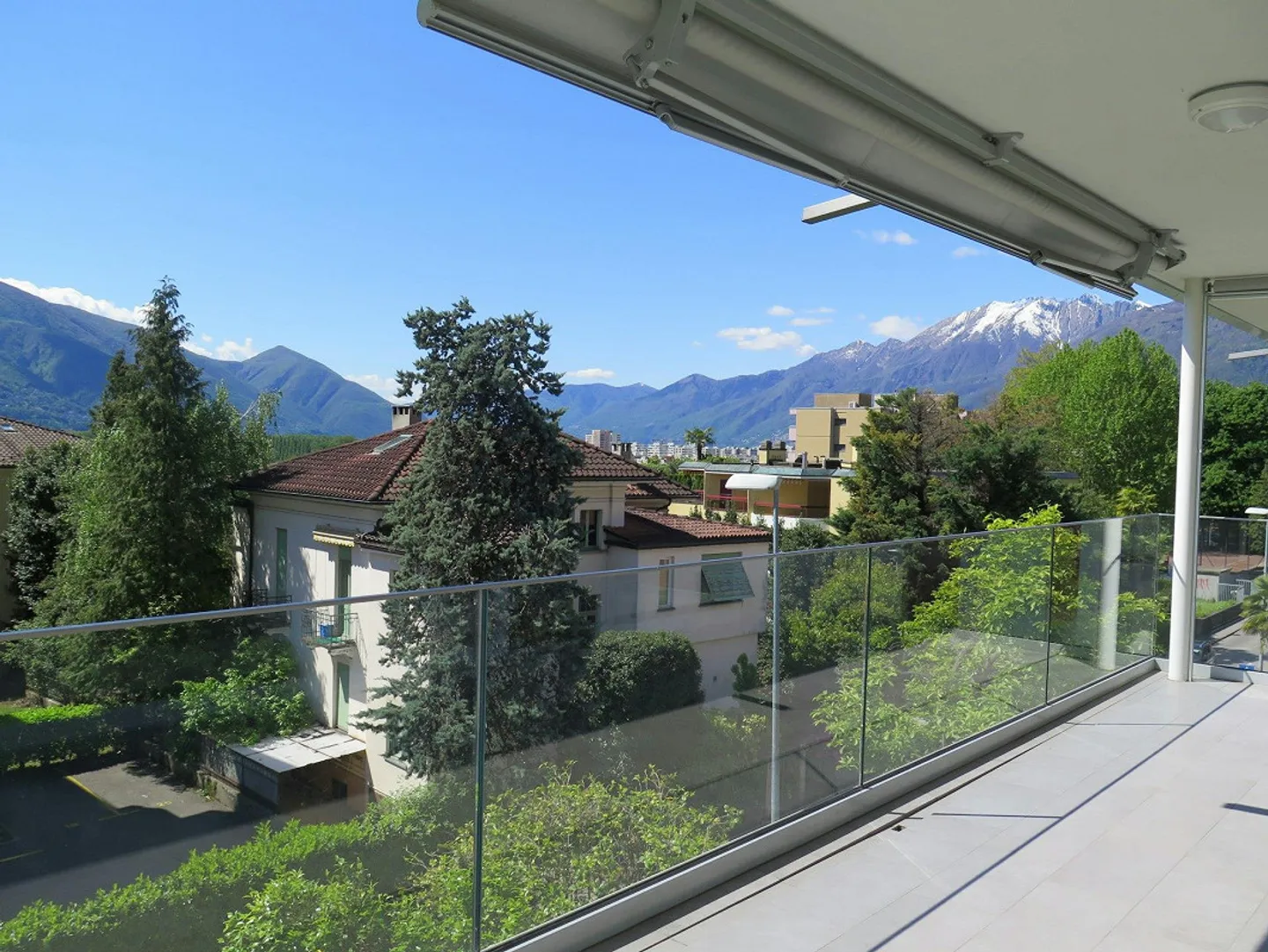 Sunny and spacious 4.5-room apartment in a lakeside location - Photo 2 of 13