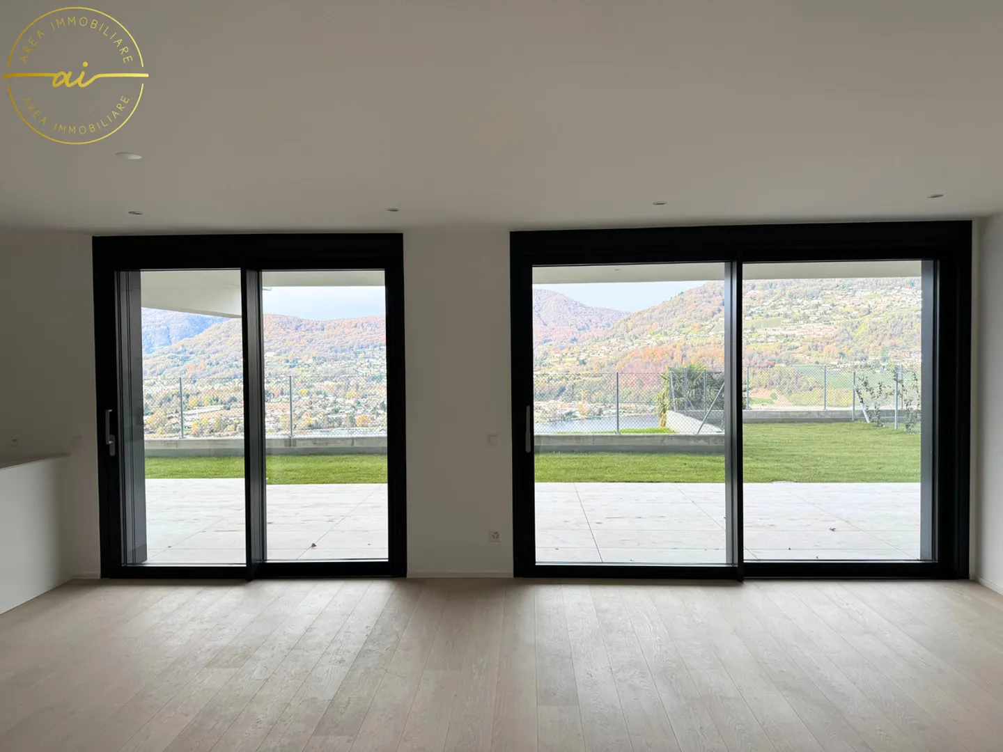 4.5-ROOM APARTMENT WITH LAKE VIEW - Photo 2 of 13