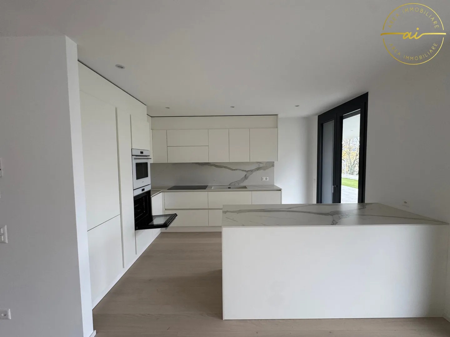4.5-ROOM APARTMENT WITH LAKE VIEW - Photo 3 of 13