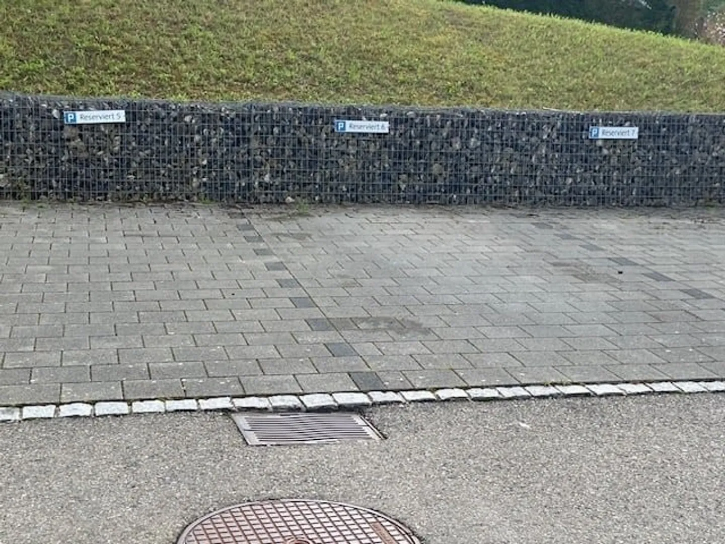 Outdoor parking spaces in Büren available for rent immediately - Photo 2 of 2